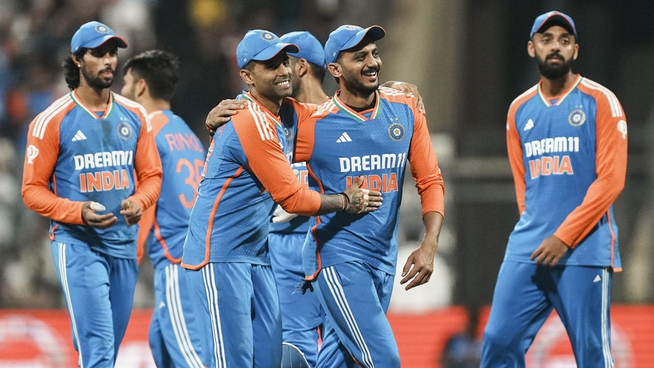 സഞ്ജു സാംസണും, അഭിഷേക് ശര്മയുമാകും ഓപ്പണര്മാര്. ഗില്ലിനെ ടീമില് ഉള്പ്പെടുത്താന് തീരുമാനിച്ചാല് അത് സഞ്ജുവിന് തിരിച്ചടിയായേക്കാം. എങ്കിലും സമീപകാല ടി20കളില് സഞ്ജുവും അഭിഷേകുമാണ് ഇന്ത്യയ്ക്കായി ഓപ്പണ് ചെയ്തിരുന്നത് (Image Credits: PTI)