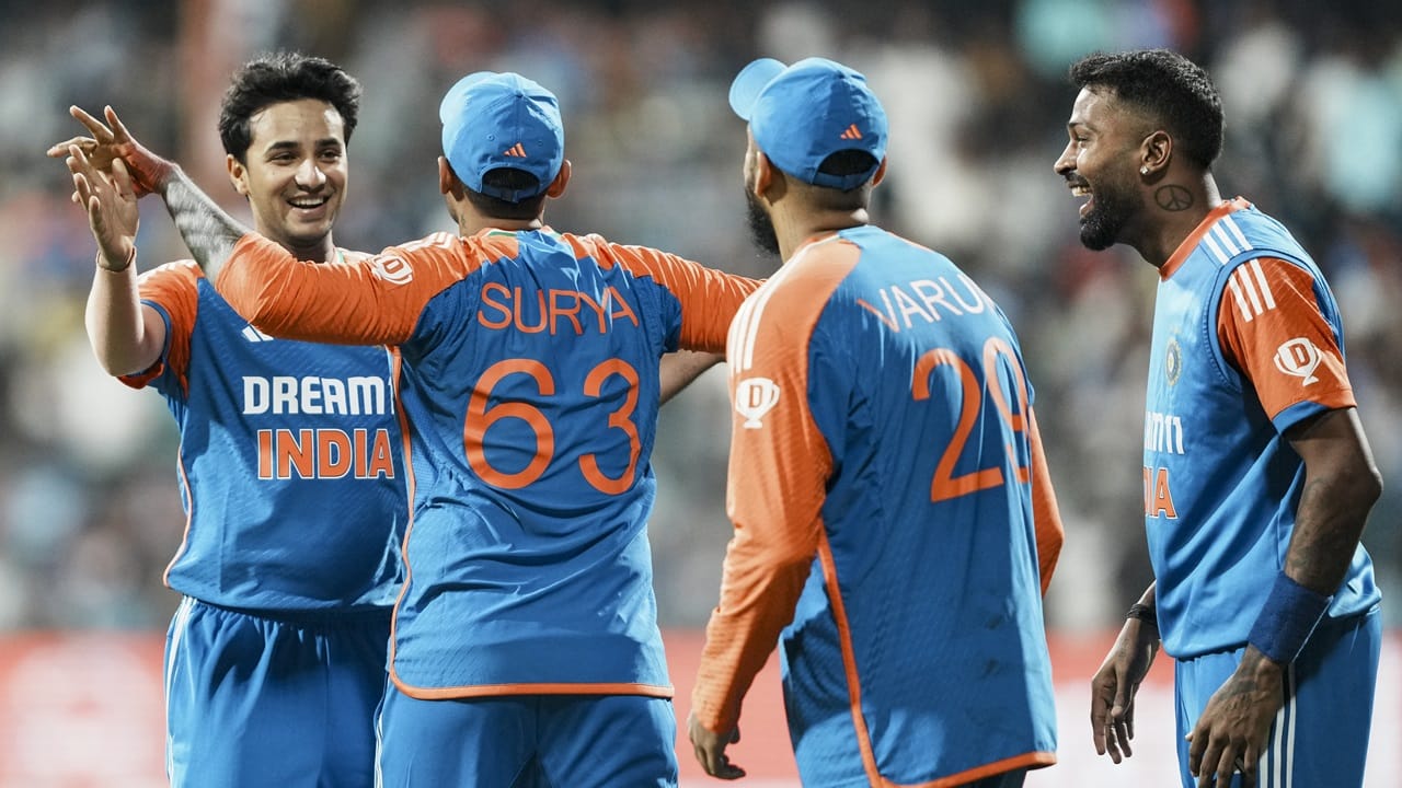 ജസ്പ്രീത് ബുംറ ടീമിലുണ്ടാകും. എന്നാല്‍ മുഹമ്മദ് സിറാജിനെ പരിഗണിച്ചേക്കില്ലെന്നാണ് വിവരം. ടീമില്‍ ആരൊക്കെ ഉള്‍പ്പെടുത്തുമെന്ന് ഏതാനും മണിക്കൂറുകള്‍ക്കുള്ളില്‍ അറിയാം. 1.30നാണ് ടീം പ്രഖ്യാപനം. വനിതാ ഏകദിന ലോകകപ്പിനുള്ള ഇന്ത്യന്‍ ടീമിനെ മൂന്ന് മണിക്ക് ശേഷം പ്രഖ്യാപിക്കും  (Image Credits: PTI)