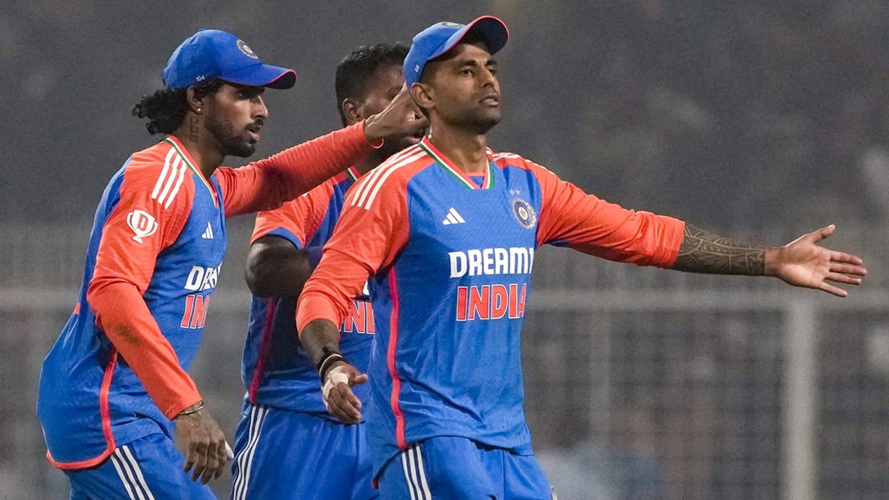 താരങ്ങള് അവരവരുടെ സ്ഥലങ്ങളില് നിന്ന് നിശ്ചിത തീയതികളില് നേരിട്ട് ദുബായിലേക്ക് പുറപ്പെടും. നേരത്തെ എല്ലാവരും മുംബൈയില് ഒത്തുച്ചേര്ന്ന് അവിടെ നിന്ന് ഒരുമിച്ച് യാത്ര പുറപ്പെടുന്നതായിരുന്നു പതിവ് (Image Credits: PTI)