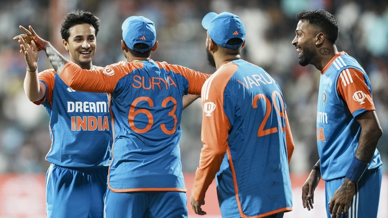 യുഎഇയില് നടക്കാനിരിക്കുന്ന ഏഷ്യാ കപ്പിന്റെ സമയം പരിഷ്കരിച്ചു. എല്ലാ മത്സരങ്ങളും നേരത്തെ നിശ്ചയിച്ചിരിക്കുനന്ന സമയത്തില് നിന്ന് 30 മിനിറ്റ് താമസിച്ചാകും ആരംഭിക്കുന്നത്. കടുത്ത ചൂട് മൂലമാണ് ഈ പരിഷ്കരണം (Image Credits: PTI)