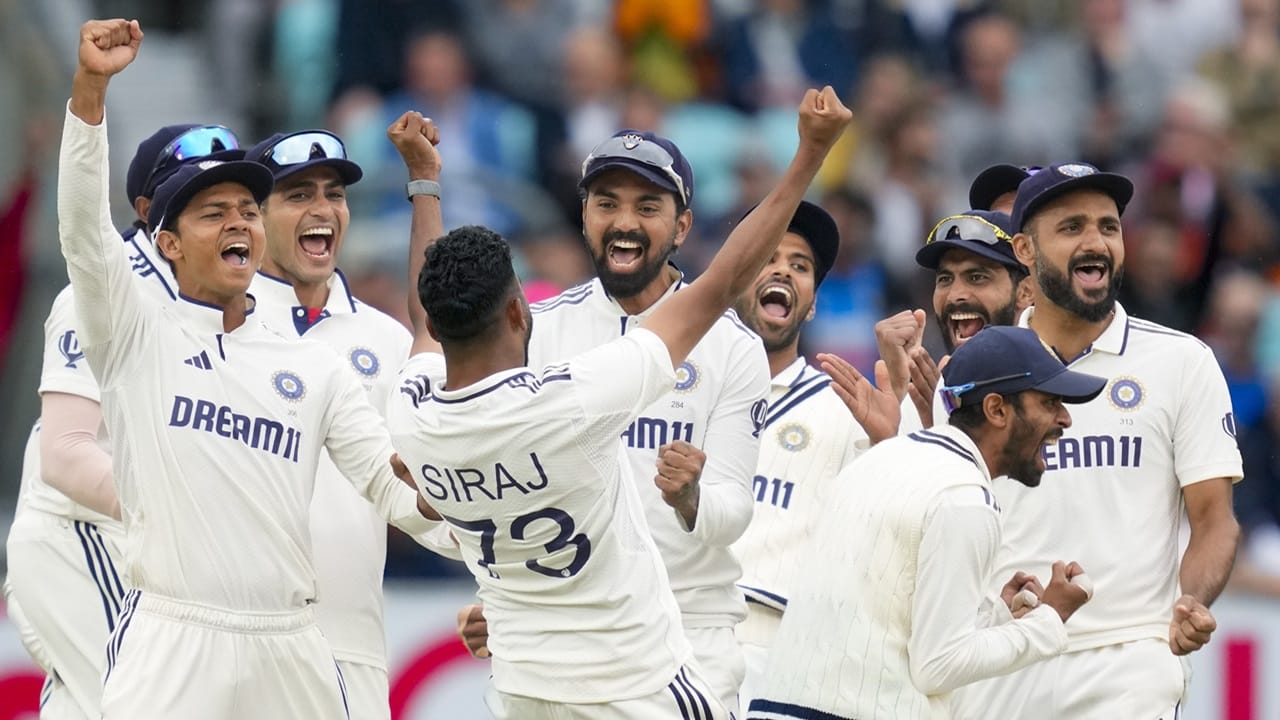 ഇന്ത്യന്‍ ടീമിലെ 'വിഐപി' സംസ്‌കാരം പൂര്‍ണമായും അവസാനിപ്പിക്കാന്‍ മാനേജ്‌മെന്റ് ഒരുങ്ങുന്നുവെന്ന് റിപ്പോര്‍ട്ട്. ജോലിഭാരത്തിന്റെ പേരില്‍ ചില താരങ്ങള്‍ മത്സരങ്ങള്‍ ഒഴിവാക്കുന്ന രീതി അവസാനിപ്പിക്കുന്ന കാര്യത്തില്‍ പരിശീലകന്‍ ഗൗതം ഗംഭീറും, സെലക്ഷന്‍ കമ്മിറ്റിയും, ബിസിസിഐയും ഒരേ നിലപാടിലാണെന്നാണ് വിവരം (Image Credits: PTI)