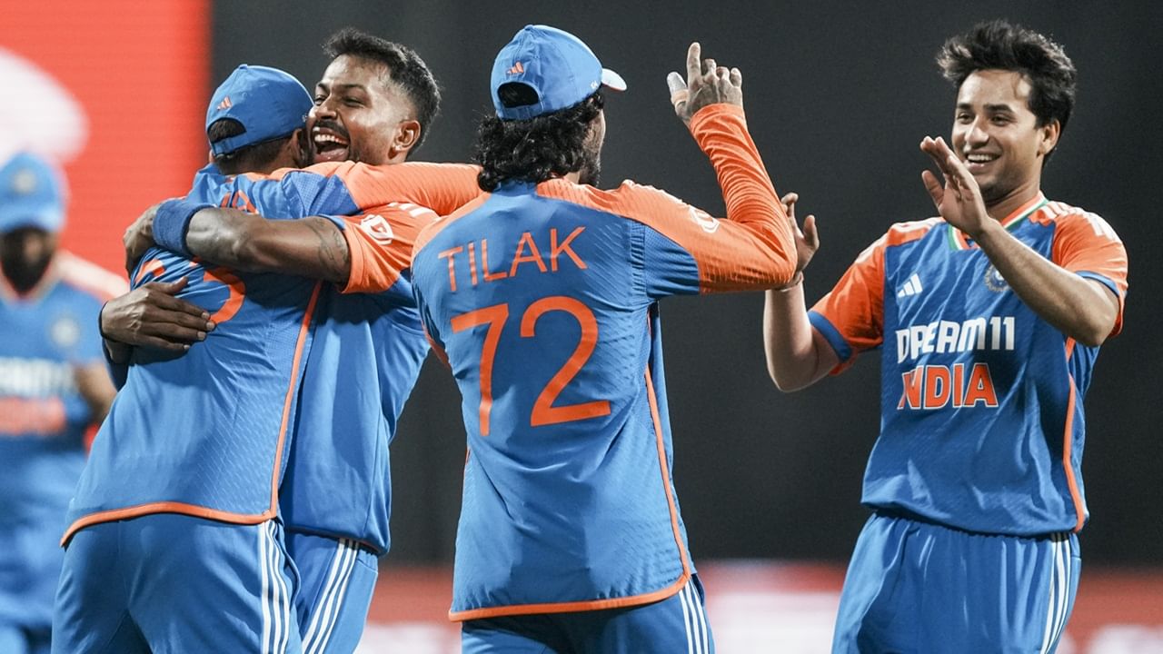 19 മത്സരങ്ങളില് പതിനെട്ട് എണ്ണത്തിന്റെ സമയമാണ് മാറ്റിയത്. പ്രാദേശിക സമയം വൈകുന്നേരം 6.30നാകും മത്സരങ്ങള് തുടങ്ങുന്നത്. അതായത് ഇന്ത്യന് സമയം രാത്രി എട്ടിന് മത്സരങ്ങള് ആരംഭിക്കും (Image Credits: PTI)