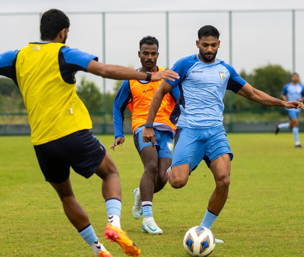 താജിക്കിസ്ഥാനിലെ ദുഷാന്ബെയ്ക്കടുത്തുള്ള ഹിസോറിലാണ് ഇന്ത്യയുടെ എല്ലാ മത്സരങ്ങളും. ഖാലിദ് ജമീല് പരിശീലകസ്ഥാനം ഏറ്റെടുത്തതിന് ശേഷമുള്ള ആദ്യ ദൗത്യമാണിത് (Image Credits: facebook.com/TheIndianFootballTeam)