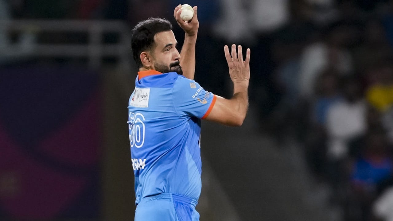 കഴിഞ്ഞ ഡിസംബറില്‍ ഓസ്‌ട്രേലിയന്‍ പര്യടനത്തിനിടെ രോഹിത് ശര്‍മയെയും, വിരാട് കോഹ്ലിയെയും ഇര്‍ഫാന്‍ വിമര്‍ശിച്ചിരുന്നു. അതുകൊണ്ട് തന്നെ ഇര്‍ഫാനെ ഐപിഎല്‍ കമന്ററി പാനലില്‍ നിന്ന് നീക്കിയതിന് പിന്നില്‍ ഇരുവരുമാണോയെന്ന് ചോദ്യങ്ങളുമുയര്‍ന്നു  (Image Credits: PTI)