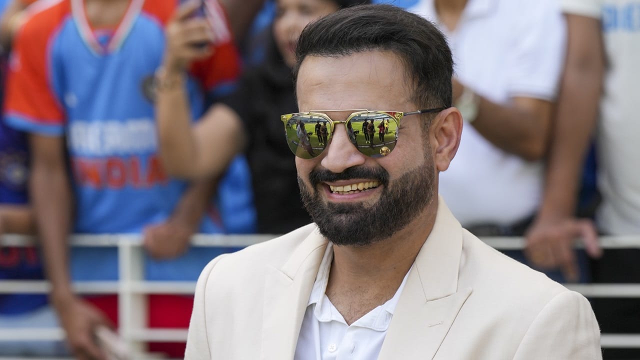 14 മത്സരങ്ങളില്‍ ഏഴിലും വിമര്‍ശിച്ചാലും താന്‍ എപ്പോഴും സൗമ്യത പുലര്‍ത്താറുണ്ടെന്നും, ബ്രോഡ്കാസ്റ്റര്‍ എന്ന നിലയില്‍ അത് ഉത്തരവാദിത്തമാണെന്നും ഇര്‍ഫാന്‍ പറഞ്ഞു. ബറോഡയില്‍ നിന്നുള്ള ദീപക് ഹൂഡ, ക്രുണാല്‍ പാണ്ഡ്യ, ഹാര്‍ദ്ദിക് പാണ്ഡ്യ എന്നീ താരങ്ങള്‍ക്ക് താനും യൂസഫ് പത്താനും സഹായിച്ചിട്ടില്ലെന്ന് പറയാനാകില്ലെന്നും ഇര്‍ഫാന്‍ പറഞ്ഞു  (Image Credits: PTI)