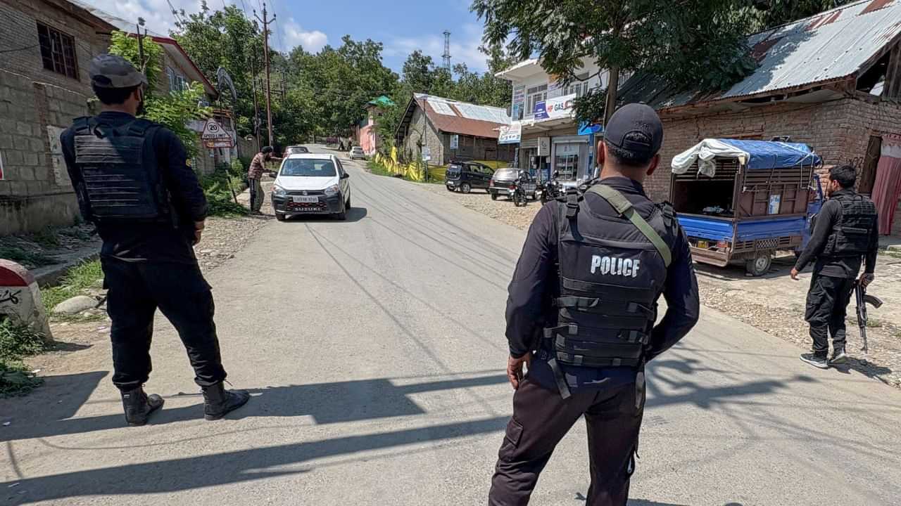 Jammu Kashmir Terrorists Killed: ജമ്മു കശ്‌മീരിൽ നുഴഞ്ഞുകയറ്റ ശ്രമം: രണ്ട് ഭീകരരെ വധിച്ചു, അഞ്ച് പേർ ഒളിച്ചിരിക്കുന്നു