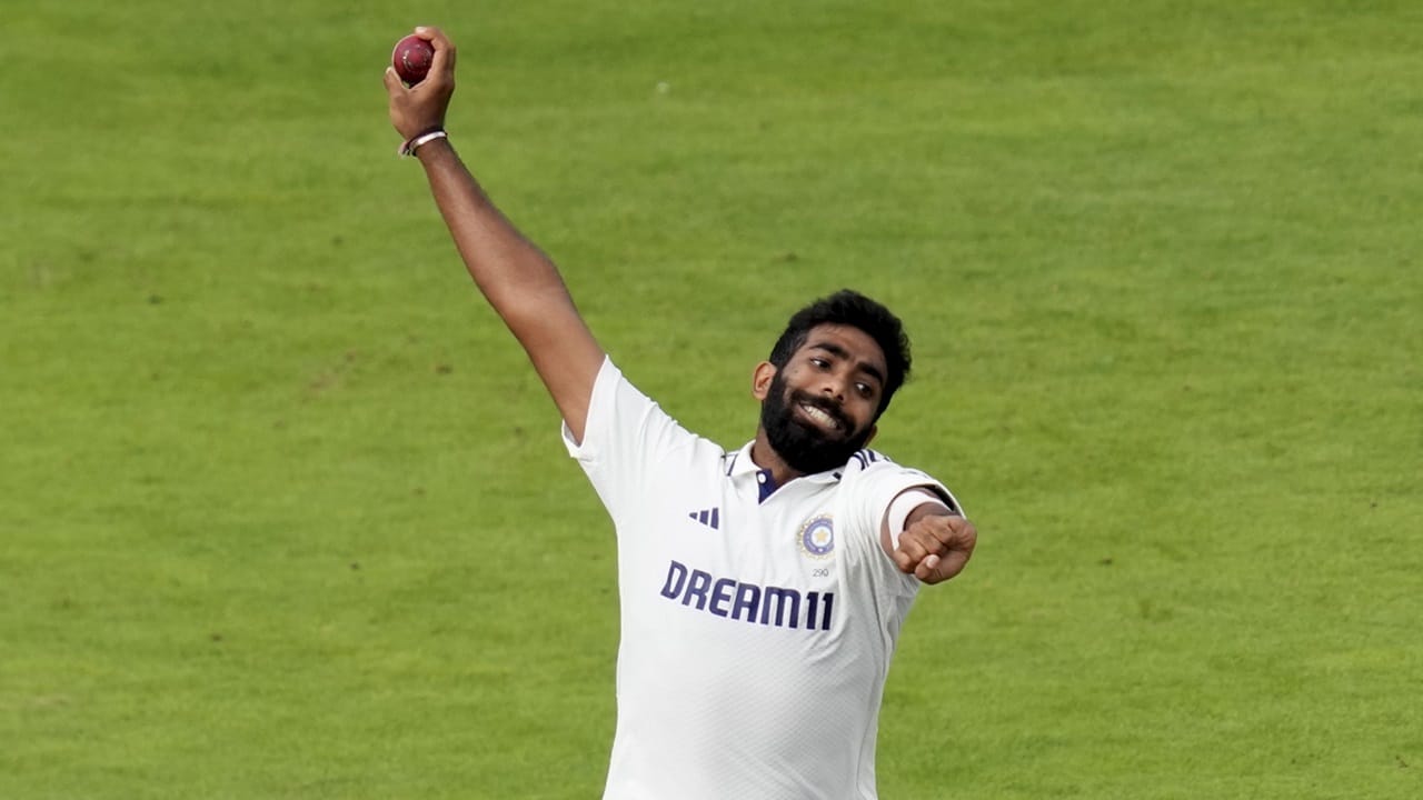 എന്നാല്‍ ബുംറ എല്ലാ മത്സരങ്ങളിലും കളിക്കാന്‍ സാധ്യതയില്ലെന്ന് ദക്ഷിണാഫ്രിക്കന്‍ മുന്‍ താരം എബി ഡി വില്ലിയേഴ്‌സ് തന്റെ യൂട്യൂബ് ചാനലില്‍ പറഞ്ഞു. ശക്തമായ ടീമുകള്‍ക്കെതിരെ മാത്രമാകും ബുംറ കളിക്കുന്നതെന്ന് ഡി വില്ലിയേഴ്‌സ് വിലയിരുത്തി  (Image Credits: PTI)