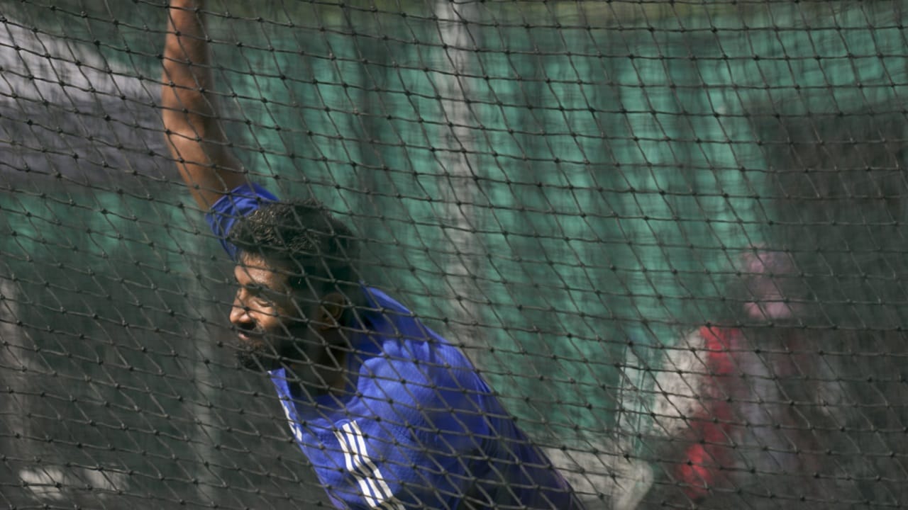 രാജ്യത്തിന് വേണ്ടി കളിക്കുമ്പോള്‍ ഒരു താരത്തിന് സെലക്ടീവ് ആകാന്‍ സാധിക്കില്ലെന്നായിരുന്നു അസ്ഹറുദ്ദീന്റെ വിമര്‍ശനം. അടുത്തിടെ സമാപിച്ച ഇംഗ്ലണ്ട് പര്യടനത്തിലെ അഞ്ച് ടെസ്റ്റുകളില്‍ മൂന്നെണ്ണം മാത്രമാണ് ബുംറ കളിച്ചിരുന്നത് (Image Credits: PTI)