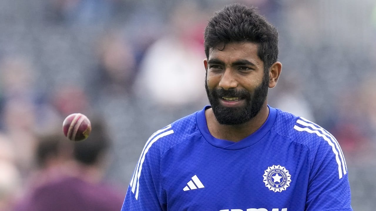 വര്‍ക്ക്‌ലോഡ് കുറയ്ക്കുന്നതിന്റെ ഭാഗമായി ഇംഗ്ലണ്ടിനെതിരായ അഞ്ച് മത്സരങ്ങളുടെ ടെസ്റ്റ് പരമ്പരയില്‍ മൂന്നെണ്ണം മാത്രമാണ് ബുംറ കളിച്ചിരുന്നത്. ഏഷ്യാ കപ്പ് അടക്കം മുന്നില്‍ക്കണ്ടായിരുന്നു ഈ ക്രമീകരണം. ബുംറയുടെ സാന്നിധ്യം ഏഷ്യാ കപ്പില്‍ ഇന്ത്യയുടെ ബൗളിങ് ആക്രമണത്തിന് കരുത്തേകും  (Image Credits: PTI)