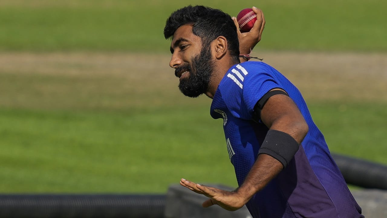 ബുംറയെ സ്‌ക്വാഡില്‍ കാണാന്‍ കഴിഞ്ഞതില്‍ സന്തോഷം. പ്രധാനപ്പെട്ട മത്സരങ്ങളില്‍ മാത്രമേ ബുംറ കളിക്കൂവെന്ന റിപ്പോര്‍ട്ടുകള്‍ താന്‍ കണ്ടു. സെലക്ടര്‍മാര്‍ ഇക്കാര്യത്തില്‍ മുന്‍കൈയെടുക്കുന്നത് താന്‍ ഇഷ്ടപ്പെടുന്നുവെന്നും ഡിവില്ലിയേഴ്‌സ് പറഞ്ഞു  (Image Credits: PTI)