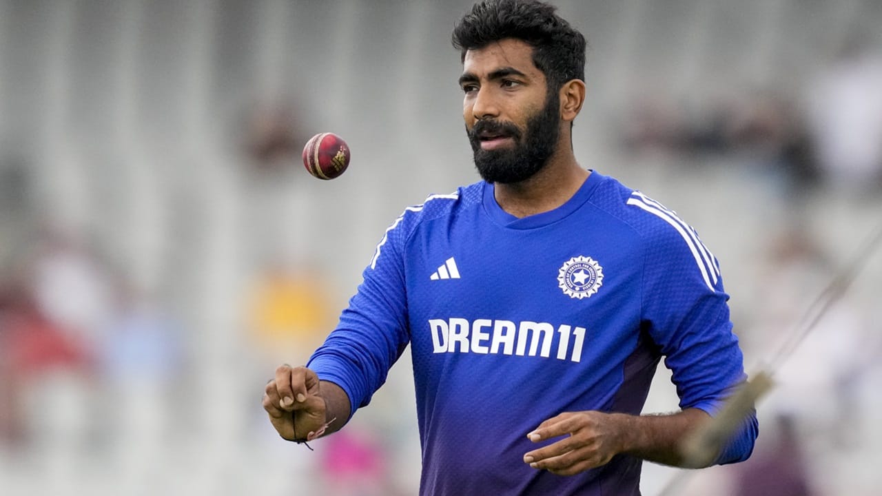  ഈ സാഹചര്യത്തിലാണ് അസ്ഹറുദ്ദീന്റെ വിമര്‍ശനം. ഇങ്ങനെയാണെങ്കില്‍ ബുംറയുടെ സേവനം അത്യാവശ്യമായി വേണ്ട ഘട്ടത്തില്‍ എന്ത് ചെയ്യാനാകുമെന്ന് അസ്ഹറുദ്ദീന്‍ ചോദിച്ചു (Image Credits: PTI)