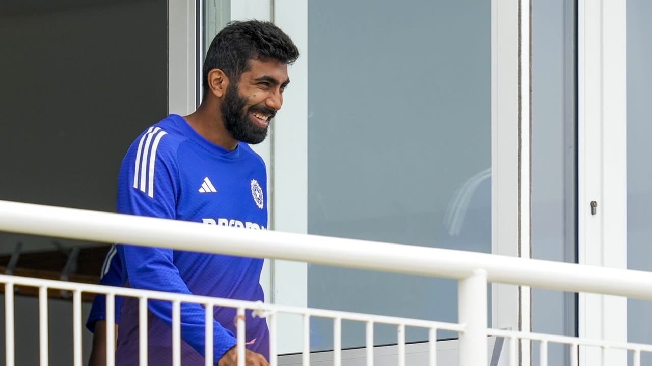 വര്‍ക്ക്‌ലോഡിനെക്കുറിച്ച് ആശങ്കപ്പെടാതെ അദ്ദേഹം രാജ്യത്തിന് ആവശ്യമുള്ളപ്പോഴെല്ലാം കളിക്കണം. പരിക്കേല്‍ക്കുമ്പോള്‍ മാത്രമേ ഒഴിവാക്കാവൂ. പരിക്കുമായി ബന്ധപ്പെട്ട പ്രശ്‌നമുണ്ടെങ്കിൽ, ബോർഡും കളിക്കാരനുമാണ് തീരുമാനമെടുക്കേണ്ടതെന്നും അദ്ദേഹം പറഞ്ഞു (Image Credits: PTI)