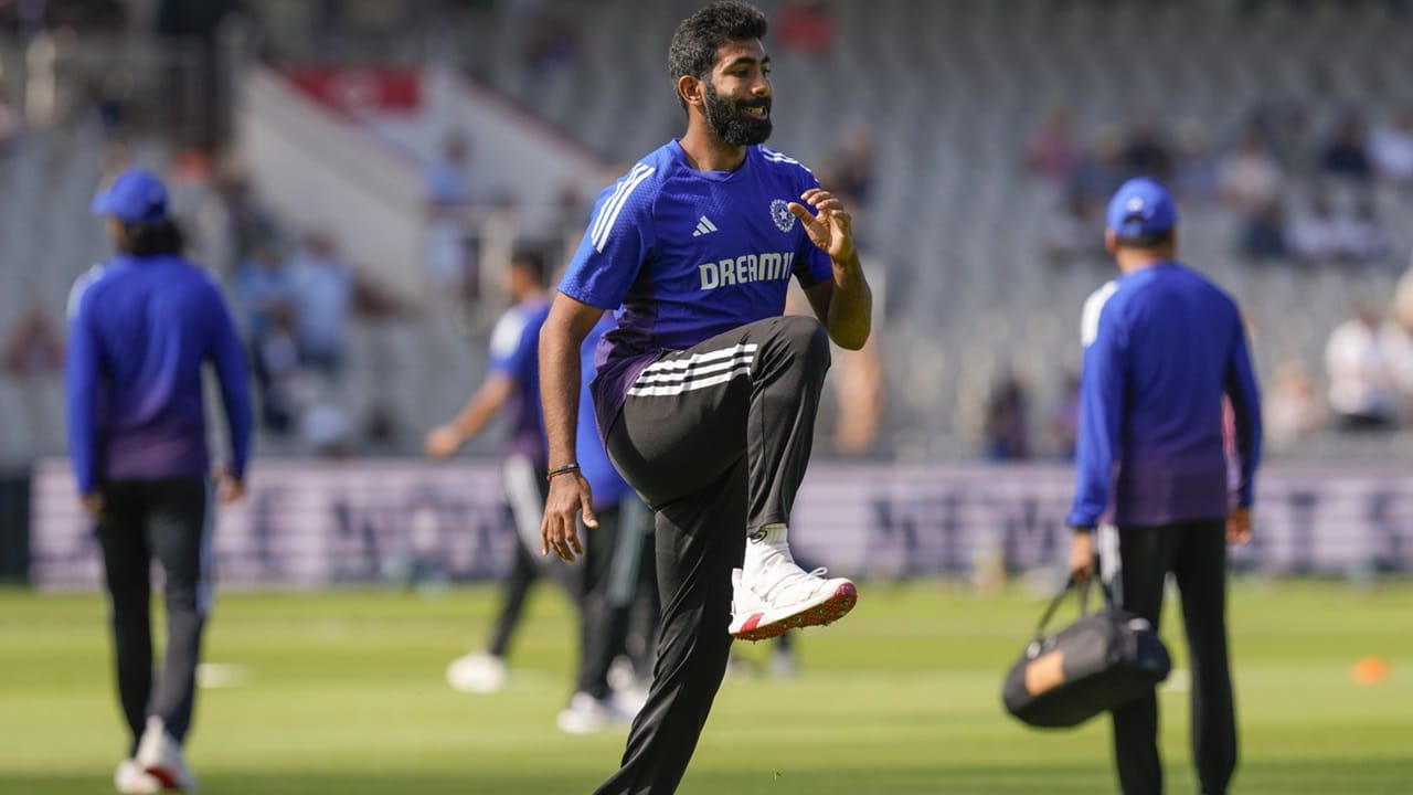 അജിത് അഗാർക്കറുടെ നേതൃത്വത്തിലുള്ള സെലക്ഷൻ കമ്മിറ്റിയെ ഡിവില്ലിയേഴ്‌സ് അഭിനന്ദിച്ചു. മുതിര്‍ന്ന താരങ്ങളെ ഈ രീതിയിലാണ് കൈകാര്യം ചെയ്യേണ്ടതെന്നം അദ്ദേഹം അഭിപ്രായപ്പെട്ടു. ഏഷ്യാ കപ്പില്‍ ബുംറ മികച്ച പ്രകടനം കാഴ്ചവയ്ക്കുമെന്നും ഡിവില്ലിയേഴ്‌സ് പ്രതീക്ഷ പ്രകടിപ്പിച്ചു  (Image Credits: PTI)