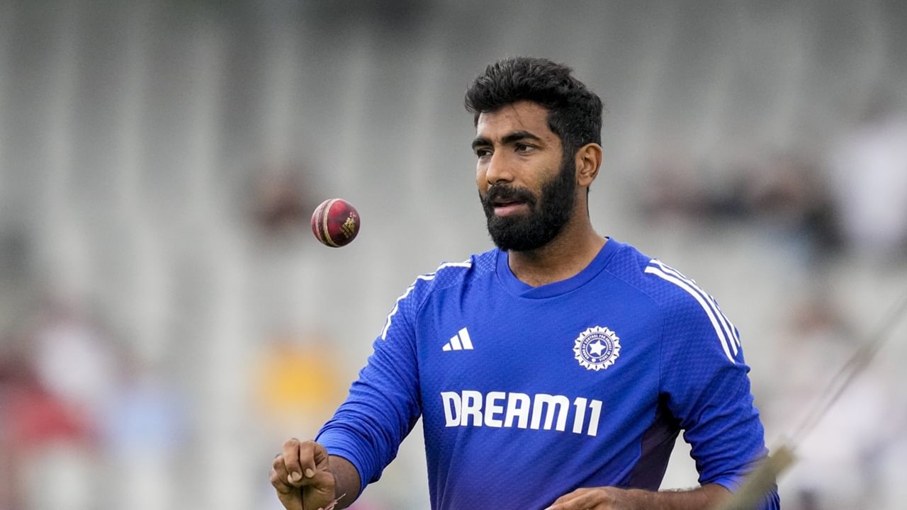 ജസ്പ്രീത് ബുംറയാണ് സെവാഗ് തിരഞ്ഞെടുത്ത മറ്റൊരു താരം. കഴിഞ്ഞ ടി20 ലോകകപ്പിന് ശേഷം ഇതാദ്യമായാണ് ബുംറ ദേശീയ ടീമിനായി ടി20 കളിക്കുന്നത്. ബുംറയുടെ സാന്നിധ്യം ഇന്ത്യയ്ക്ക് കരുത്താകും (Image Credits: PTI)