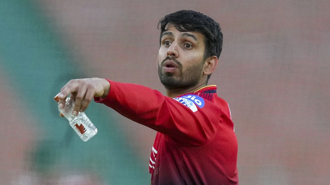 യുഎഇയിലെ സാഹചര്യങ്ങളില്‍ ശക്തമായ മധ്യനിരയെ കെട്ടിപ്പടുക്കാനാണ് ടീം മാനേജ്‌മെന്റ് ഇരുവരെയും ടീമിലെത്തിക്കാന്‍ ആലോചിക്കുന്നതെന്നാണ് റിപ്പോര്‍ട്ട്. ഇതോടെ ശിവം ദുബെ, റിങ്കു സിങ് എന്നിവരില്‍ ഒരാള്‍ പുറത്താകാന്‍സാധ്യതയുണ്ട്. ചിലപ്പോള്‍ രണ്ട് പേരും പുറത്തായേക്കാം (Image Credits: PTI)