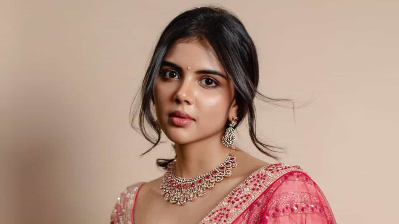 Kalyani Priyadarshan: അത്തരം സാഹചര്യങ്ങളിൽ ആദ്യം വിളിക്കുന്നത് ദുൽഖറിനെ, അതിനിന്നും മാറ്റം വന്നിട്ടില്ല; കല്യാണി പ്രിയദർശൻ