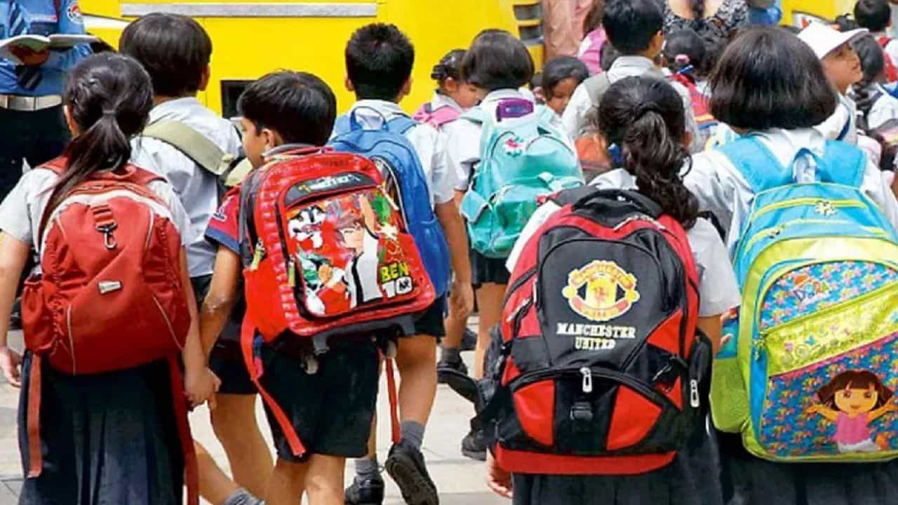 Kerala School Holiday: കനത്ത മഴ; നാല് ജില്ലകളിലെ വിദ്യാഭ്യാസ സ്ഥാപനങ്ങൾക്ക് നാളെ അവധി