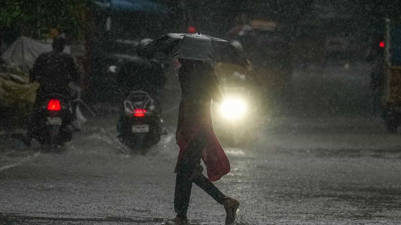 KSEB Warning: കനത്ത മഴ; രാത്രി പുറത്തിറങ്ങുമ്പോള്‍ ജാഗ്രത വേണം; ജനങ്ങൾക്ക് കെഎസ്ഇബിയുടെ മുന്നറിയിപ്പ്