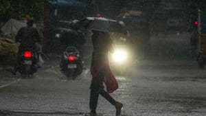 KSEB Warning: കനത്ത മഴ; രാത്രി പുറത്തിറങ്ങുമ്പോള്‍ ജാഗ്രത വേണം; ജനങ്ങൾക്ക് കെഎസ്ഇബിയുടെ മുന്നറിയിപ്പ്