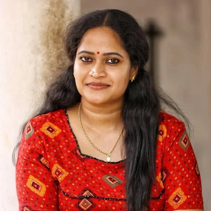 ബിഗ് ബോസ് മലയാളം സീസൺ 7ലെ സമാധാനപതാകവാഹകയാണ് കലാഭവൻ സരിഗ. വഴക്കുകളിൽ നിന്ന് മാറിനിൽക്കുന്ന സരിഗ പക്ഷേ, ടാസ്കുകളിൽ മത്സരബുദ്ധിയോടെ കളിക്കാനും പിന്നിലാണ്. പ്രശസ്ത മിമിക്രി ആർട്ടിസ്റ്റും നടിയുമായ കലാഭവൻ സരിഗയെപ്പറ്റി കൂടുതലറിയാം. (Image Courtesy- Kalabhavan Sariga Instagram)
