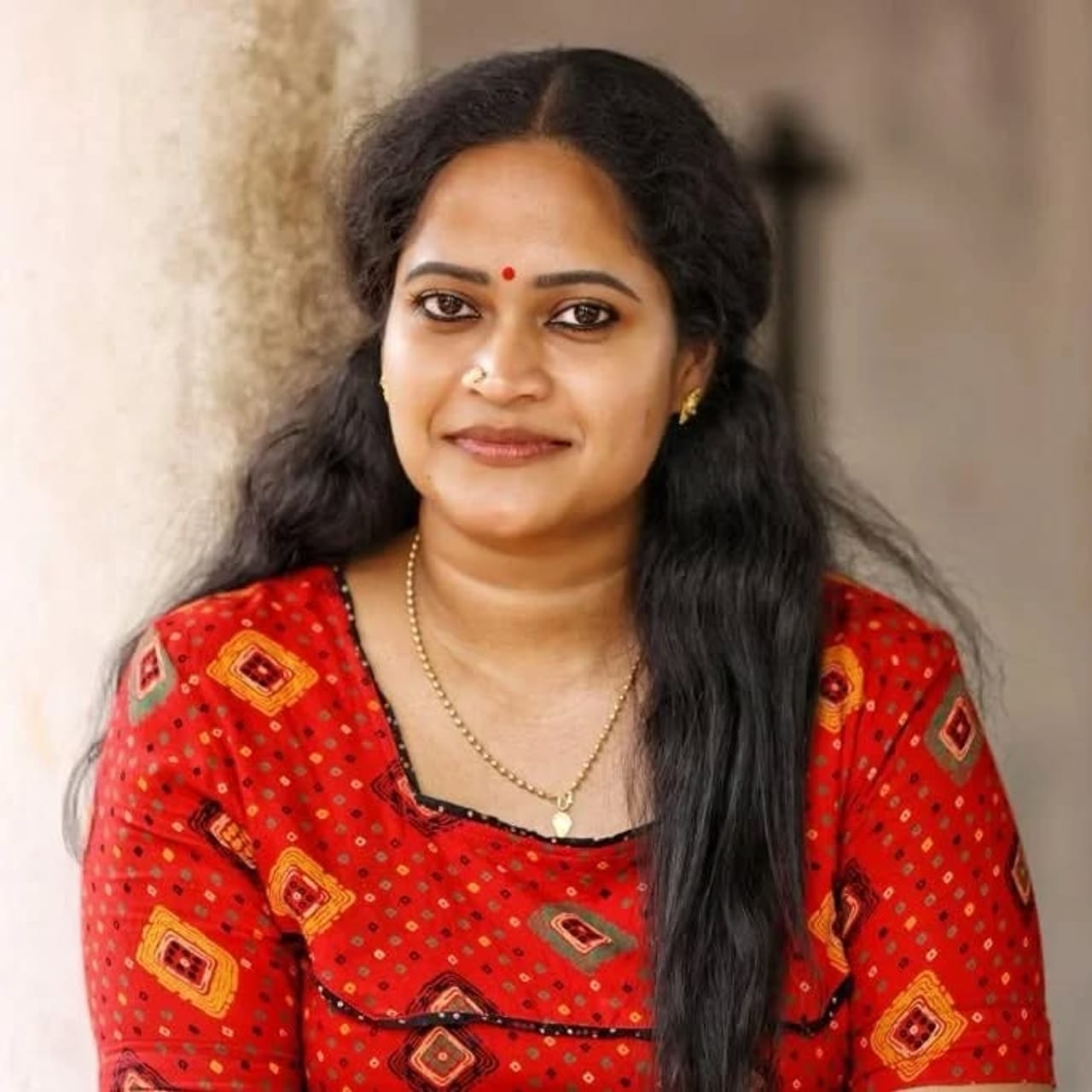 ബിഗ് ബോസ് മലയാളം സീസൺ 7ലെ സമാധാനപതാകവാഹകയാണ് കലാഭവൻ സരിഗ. വഴക്കുകളിൽ നിന്ന് മാറിനിൽക്കുന്ന സരിഗ പക്ഷേ, ടാസ്കുകളിൽ മത്സരബുദ്ധിയോടെ കളിക്കാനും പിന്നിലാണ്. പ്രശസ്ത മിമിക്രി ആർട്ടിസ്റ്റും നടിയുമായ കലാഭവൻ സരിഗയെപ്പറ്റി കൂടുതലറിയാം. (Image Courtesy- Kalabhavan Sariga Instagram)
