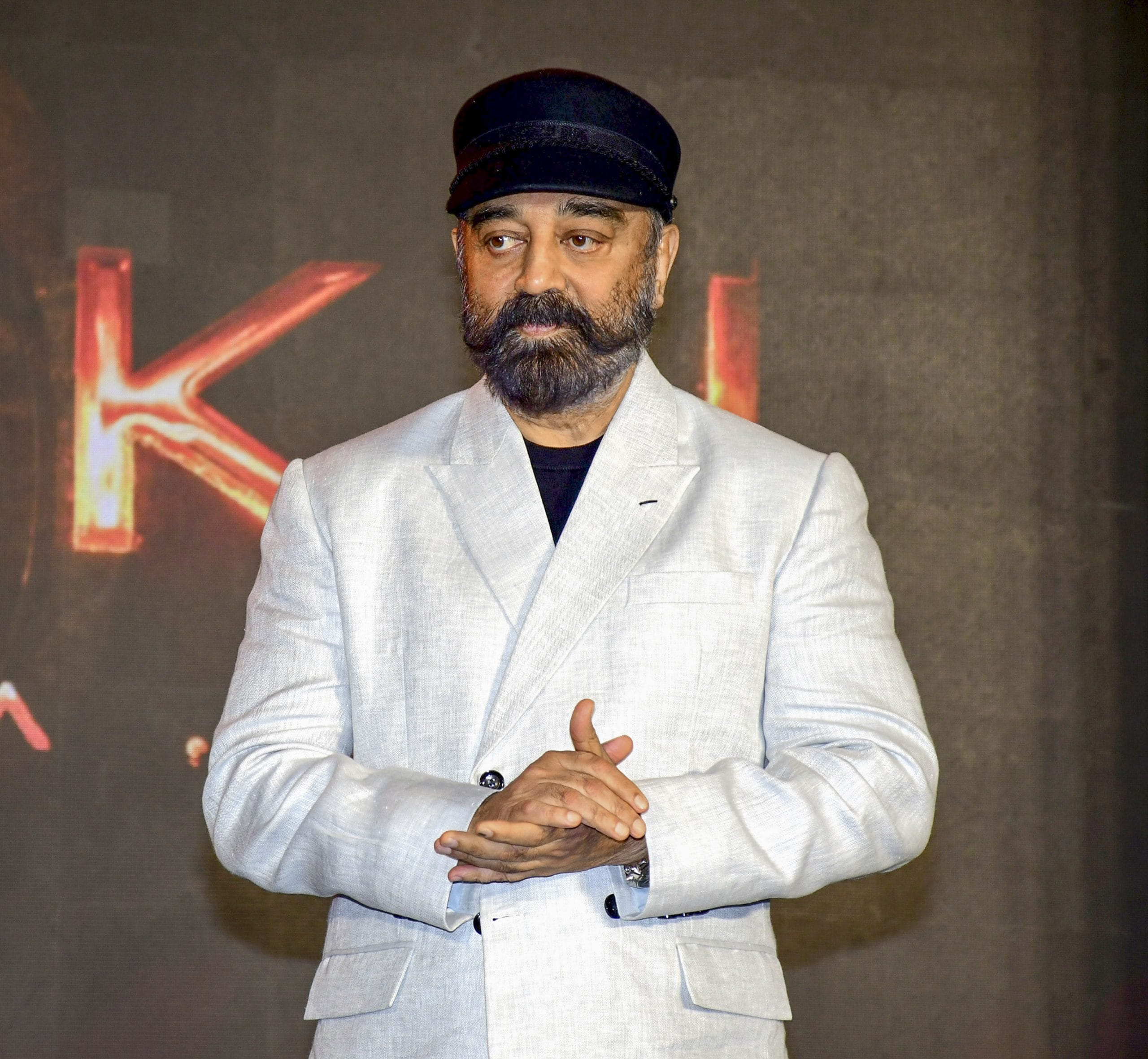 ചെന്നൈ: സനാതന ധർമത്തിനെതിരെ പരാമർശം നടത്തിയ നടനും മക്കൾ നീതിമയ്യം നേതാവുമായ കമൽഹാസന് നേരെ വധഭീഷണി.  കമൽഹാസന്റെ കഴുത്തുവെട്ടുമെന്നാണ് ഭീഷണി. സംഭവത്തിൽ ജൂനിയർ നടനെതിരെ പോലീസിൽ പരാതി നൽകി. നടൻ രവിചന്ദ്രനാണ് വധഭീഷണി മുഴക്കിയത്. (Image Credits:PTI)