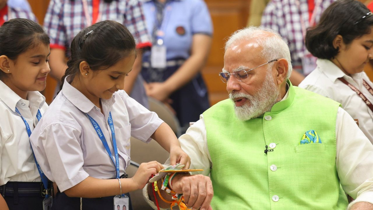 Kamar Mohsin Shaikh: മുപ്പത് വർഷമായി മോദിക്ക് രാഖി കെട്ടുന്ന പാക് വംശജ; ആരാണ് കമർ മൊഹ്‌സിൻ ഷെയ്ഖ്?