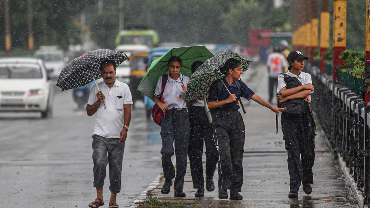 Kerala Rain Alert: തോരാത്ത പേമാരി! മുന്നറിയിപ്പിൽ മാറ്റം; റെഡ് അലർട്ട് നാല് ജില്ലകളിൽ, തെക്കൻ കേരളത്തിന് മുകളിൽ ചക്രവാതച്ചുഴി
