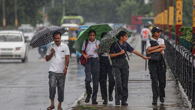 തോരാത്ത പേമാരി! ചക്രവാതച്ചുഴി; റെഡ് അലർട്ട് നാല് ജില്ലകളിൽ തോരാത്ത പേമാരി! ചക്രവാതച്ചുഴി; റെഡ് അലർട്ട് നാല് ജില്ലകളിൽ
