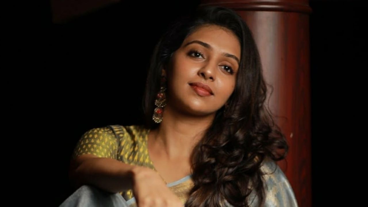 കൊച്ചിയില് ഐടി ജീവനക്കാരനെ തട്ടിക്കൊണ്ടുപോയ കേസുമായി ബന്ധപ്പെട്ട് ഇപ്പോൾ വാർത്തകളിൽ നിറഞ്ഞു നിൽക്കുന്ന പേരാണ് നടി ലക്ഷ്മി മേനോനിന്റേത്. മലയാളിയാണെങ്കിലും നടി തമിഴ് സിനിമയിലാണ് കൂടുതൽ സജീവം. അഭിനേത്രി മാത്രമല്ല നല്ലൊരു നര്ത്തകിയും കൂടിയാണ് ലക്ഷ്മി. (Image Credits: Lakshmi Menon/Facebook)