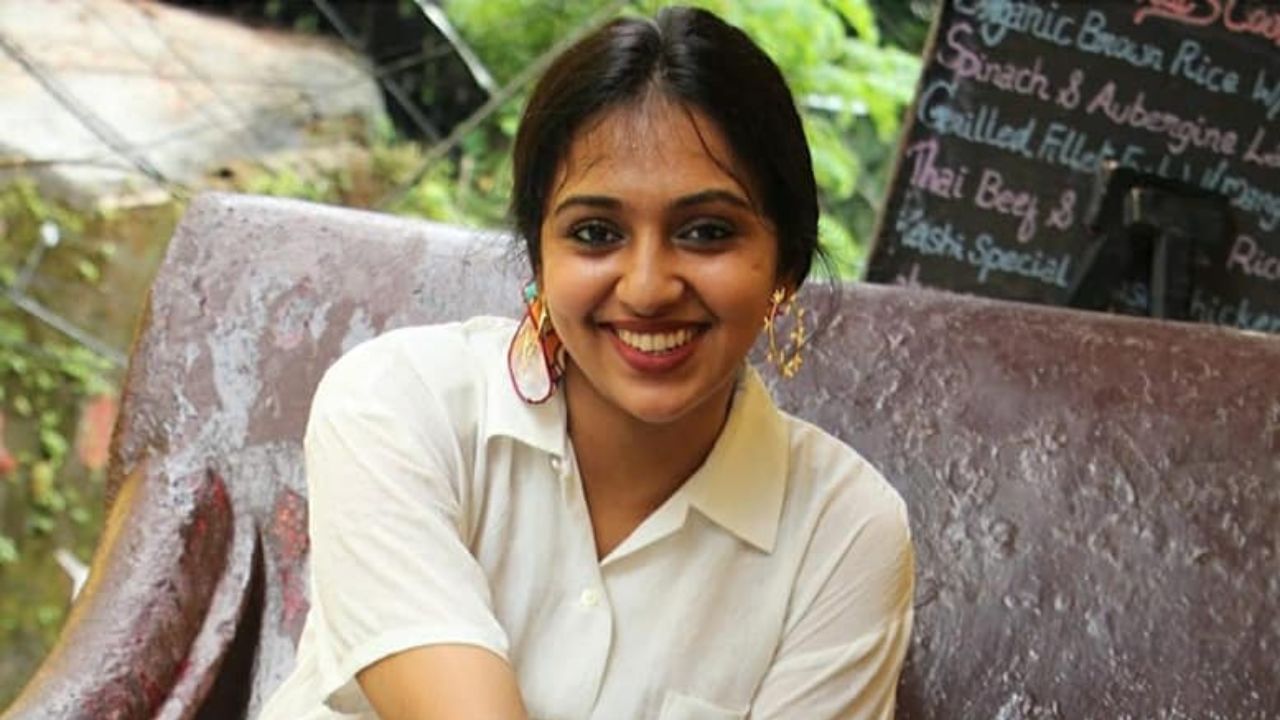 'സുന്ദര പാണ്ഡ്യൻ' എന്ന സിനിമയിൽ അഭിനയിക്കുന്ന സമയത്ത് ഒമ്പതാം ക്ലാസ് വിദ്യാർത്ഥിനി ആയിരുന്നു ലക്ഷ്മി. പിന്നാലെ, 'കുംകി' എന്ന ഹിറ്റ് സിനിമയും താരത്തെ തേടിയെത്തി. ഏറെ പ്രേക്ഷക പ്രീതി നേടിയ ചിത്രമാണിത്. (Image Credits: Lakshmi Menon/Facebook)