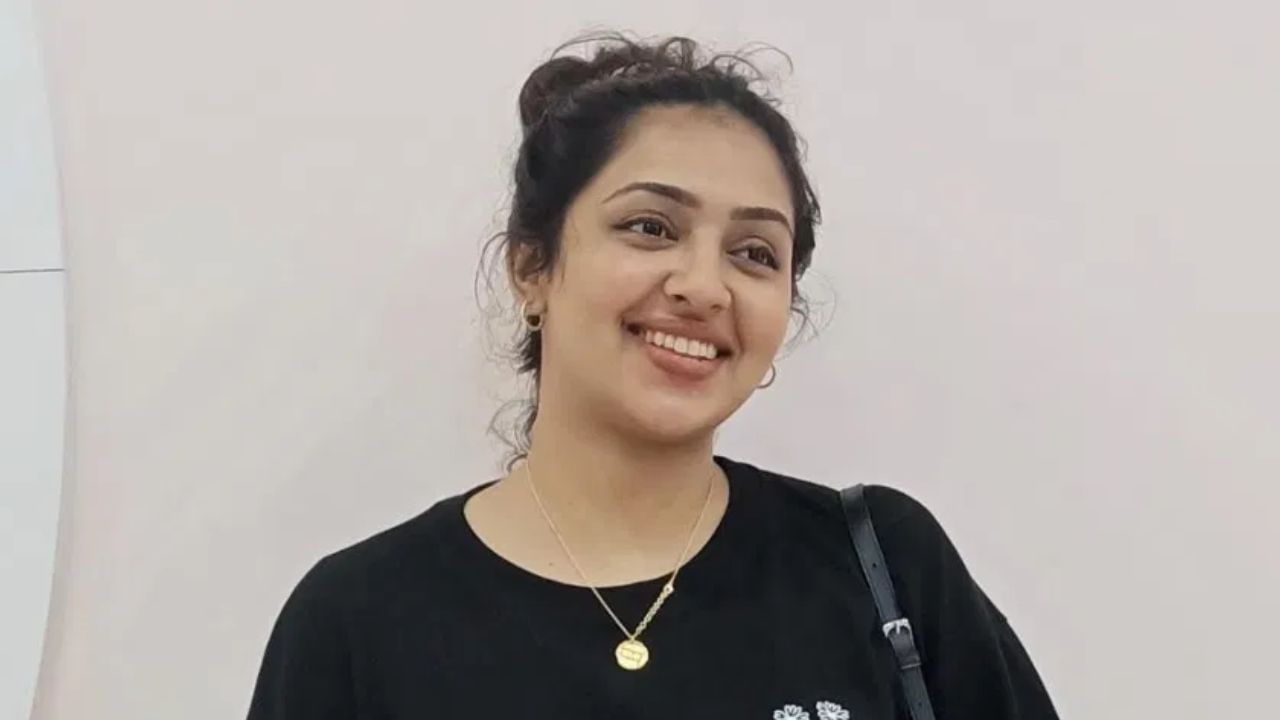 പിന്നീട്, കഴിഞ്ഞ വർഷം 'ചന്ദ്രമുഖി 2' എന്ന സിനിമയിലൂടെയായിരുന്നു താരത്തിന്റെ തിരിച്ച് വരവ്. തുടർച്ചയായി ഹിറ്റ് സിനിമകളിൽ അഭിനയിച്ചിരുന്ന ലക്ഷമിയെ ആരാധകർ ഭാഗ്യ നായികയെന്നാണ് വിശേഷിപ്പിക്കുന്നത്. എന്നാൽ, 'ചന്ദ്രമുഖി 2'വിന് തീയേറ്ററിൽ മികച്ച പ്രതികരണം നേടാനായിരുന്നില്ല. (Image Credits: Lakshmi Menon/Facebook)