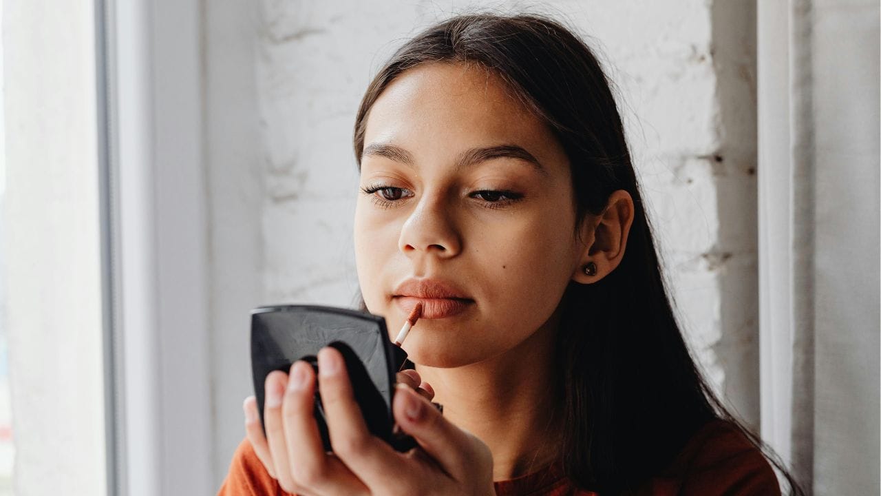 ചെറിയ അളവിൽ ലെഡ് അല്ലെങ്കിൽ കാഡ്മിയം അടങ്ങിയിട്ടുള്ള ലിപ്സ്റ്റിക്കുകളുടെ ദീർഘകാല ഉപയോഗവും ചുണ്ടുകൾക്ക് ദോഷം ചെയ്യും. അതുപോലെ, രാത്രി ഉറങ്ങുന്നതിന് മുമ്പ് പൂർണമായും ലിപ്സ്റ്റിക്ക് നീക്കം ചെയ്തിട്ടുണ്ടെന്ന് ഉറപ്പുവരുത്തണം. രാത്രിയിൽ ലിപ് മാസ്ക് അല്ലെങ്കിൽ കട്ടിയുള്ള ബാം ഉപയോഗിക്കാം. (Image Credits: Pexels)