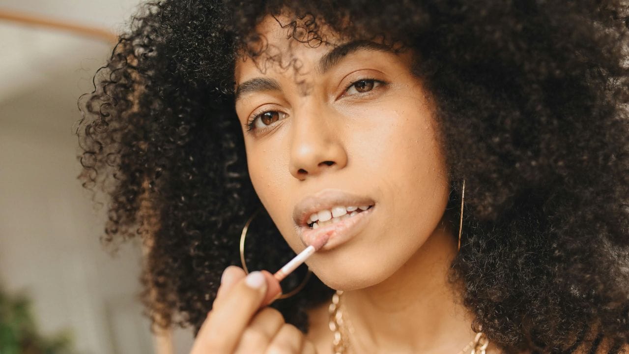 അതുകൊണ്ട് തന്നെ, പാരബെൻ ഫ്രീ അല്ലെങ്കിൽ ബിപിഎ ഫ്രീ ലിപ്സ്റ്റിക്ക് തിരഞ്ഞെടുക്കാൻ പ്രത്യേകം ശ്രദ്ധിക്കണം. അതുപോലെ, ഇക്കോസെർട്ട്, കോസ്മോസ് ഓർഗാനിക്/നാച്ചുറൽ, യുഎസ്ഡിഎ ഓർഗാനിക്, പെറ്റ ഇന്ത്യ ക്രൂവൽറ്റി പോലുള്ള സർട്ടിഫിക്കേഷനുകളും പരിശോധിക്കുന്നത് നല്ലതാണ്. (Image Credits: Pexels)