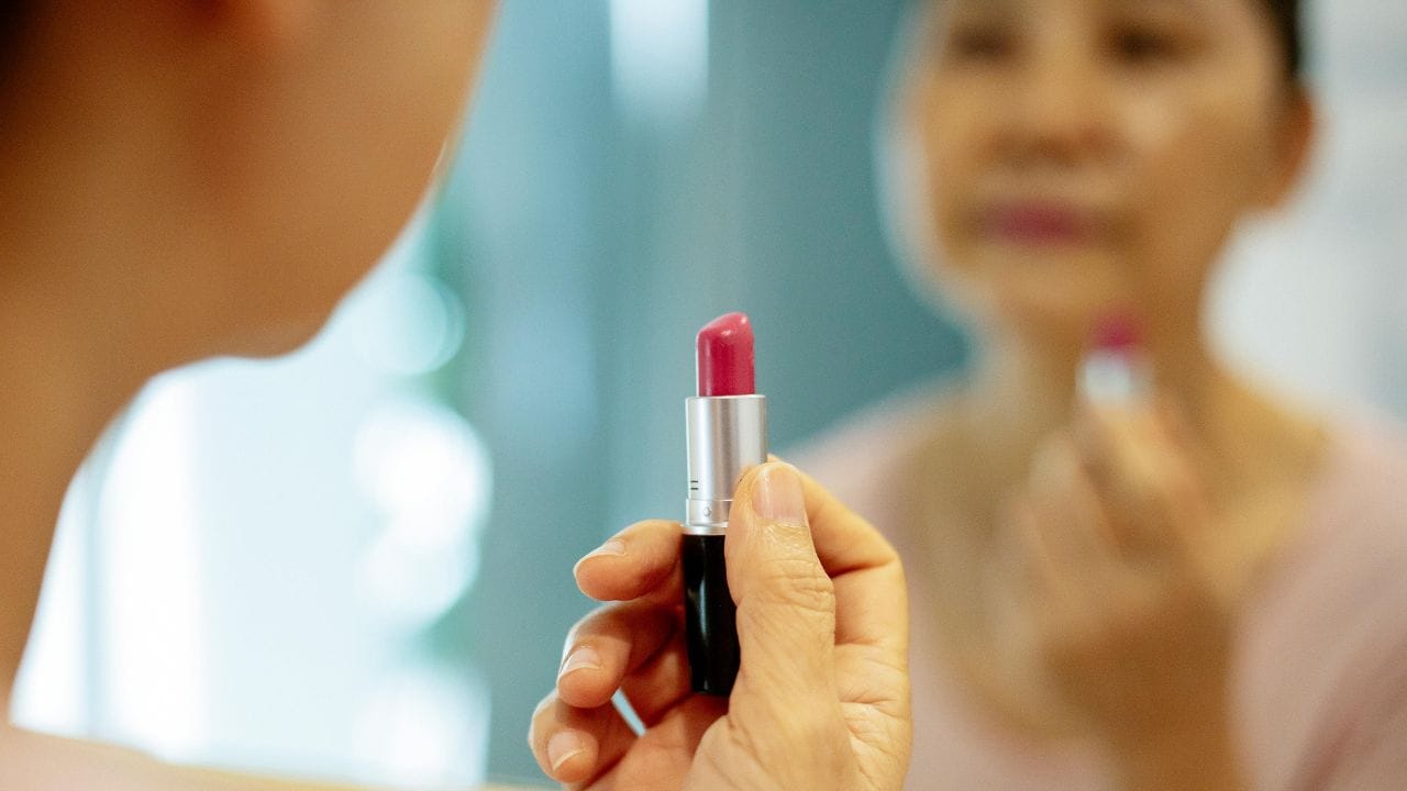 എന്നാൽ, വിറ്റാമിൻ ഇ, സ്ക്വാലീൻ, നാച്ചുറൽ ഓയിൽ പോലുള്ള ഹൈഡ്രേറ്റിങ് ഏജന്റുകളുള്ള ലിപ്സ്റ്റുക്കുകൾ ഉപയോഗിക്കാൻ സുരക്ഷിതമാണ്. ശരിയായ ഹൈഡ്രേഷൻ ഇല്ലാതെ പതിവായി ലിസ്പ്റ്റിക്ക് ഉപയോഗിച്ചാൽ ചുണ്ടുകൾ വരണ്ടതാക്കും. (Image Credits: Pexels)