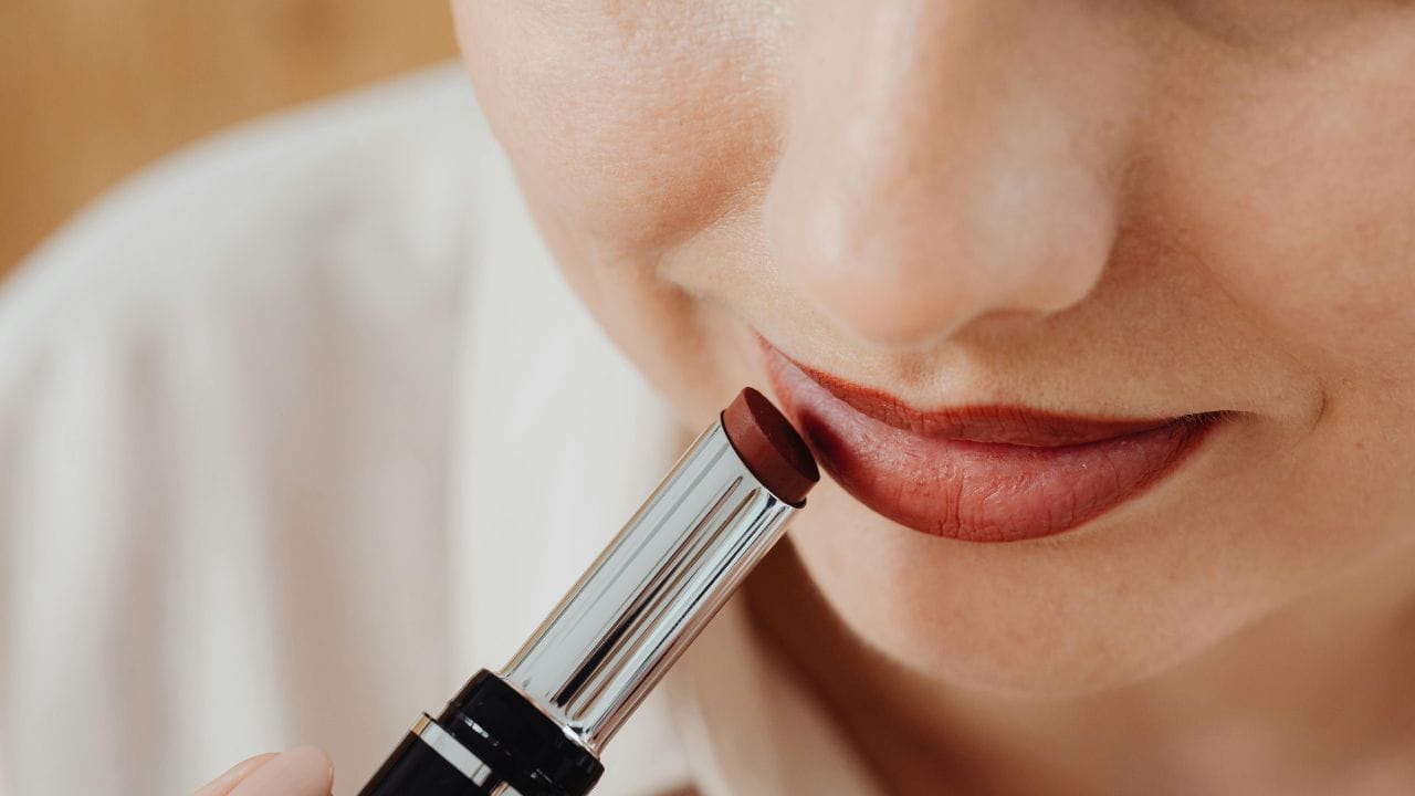 പ്രധാനമായും ലിപ്സ്റ്റിക്കിന്റെ പാക്കേജിൽ ഈ രണ്ട് ചേരുവകളുടെ പേരുണ്ടെങ്കിൽ അപകടം ഉറപ്പാണ്. പല ലിപ്സ്റ്റിക്കുകളിലും ചേർക്കുന്ന 'മീഥൈൻ പാരബെൽ', 'പ്രൊപൈൽ പാരബെൻ' -(ബിസ്ഫെനോൾ എ) എന്നീ ചേരുവകൾ ദീർകാല ആരോഗ്യ പ്രശ്‌നങ്ങൾക്കും ഹോർമോൺ തകരാറിനും കാരണമാകും. (Image Credits: Pexels)