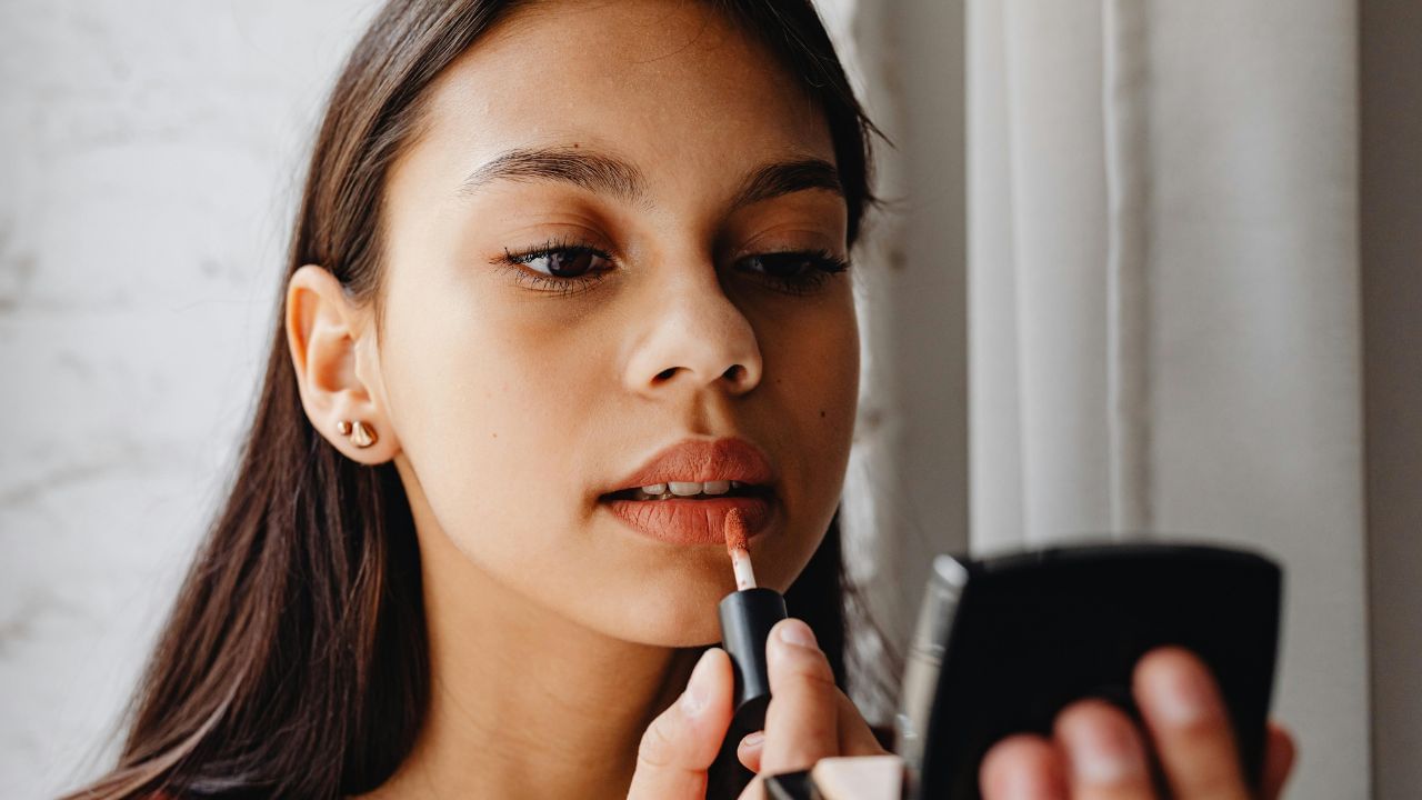 കാര്യമായ മേക്കപ്പ് ഒന്നും ചെയ്തില്ലെങ്കിൽ പോലും പുറത്തു പോകുമ്പോൾ ലിപ്സ്റ്റിക്ക് ഉപയോഗിക്കാത്തവർ വളരെ ചുരുക്കമാണ്. പല വർണ്ണത്തിലുള്ള പല ബ്രാൻഡ് ലിപ്സ്റ്റിക്കുകൾ വിപണിയിൽ ലഭ്യമാണ്. എന്നാൽ, ലിപ്സ്റ്റിക്കിൽ ഒളിഞ്ഞിരിക്കുന്ന അപകടങ്ങൾ ചെറുതൊന്നുമല്ല. (Image Credits: Pexels)