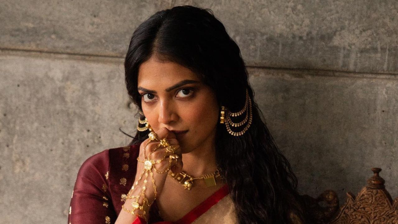 എന്നാൽ, സിനിമ കണ്ട ശേഷം വിമർശിക്കൂവെന്നാണ് മാളവികയ്ക്ക് പറയാനുള്ളത്. ഹൃദയപൂർവത്തിന്റെ പ്രമോഷന്റെ ഭാഗമായി ജിഞ്ചര്‍ മീഡിയ എന്റര്‍ടെയ്ന്‍മെന്റ്‌സിന് നല്‍കിയ അഭിമുഖത്തിലാണ്, ഒരു സിനിമയുടെ കഥയോ തിരക്കഥയോ അറിയാതെ കമന്റ് ചെയ്യുന്നത് ബാലിശമാണെന്ന് മാളവിക പറഞ്ഞത്. (Image Credits: Malavika Mohanan/Facebook)