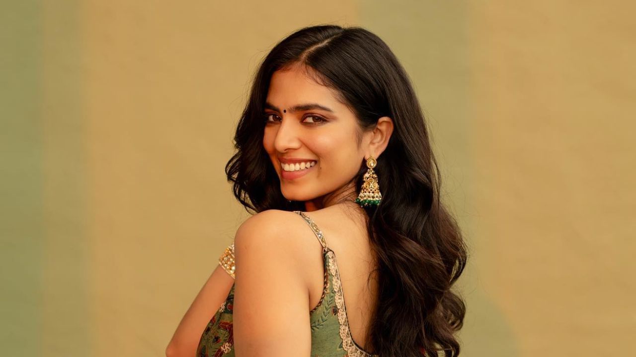 സിനിമ കണ്ട ശേഷം അസാധാരണമായൊരു വിഷയമാണെന്ന് തോന്നുകയാണെങ്കില്‍ കമന്റ് ചെയ്യുന്നതാണ് ന്യായമെന്ന് പറഞ്ഞ മാളവിക, ഒന്നുമറിയാതെ കമന്റ് ചെയ്യുന്നത് ശരിയല്ല എന്നും കൂട്ടിച്ചേർത്തു. തീര്‍ത്തും അപരിചിതരായ രണ്ടു പേര്‍ ജീവിതത്തിന്റെ ഒരു ഘട്ടത്തില്‍ അപ്രതീക്ഷിതമായി കണ്ടുമുട്ടുമ്പോഴുണ്ടാകുന്ന ചില സംഭവവികാസങ്ങളാണ് ചിത്രം പറയുന്നതെന്നും നടി വ്യക്തമാക്കി. (Image Credits: Malavika Mohanan/Facebook) 
