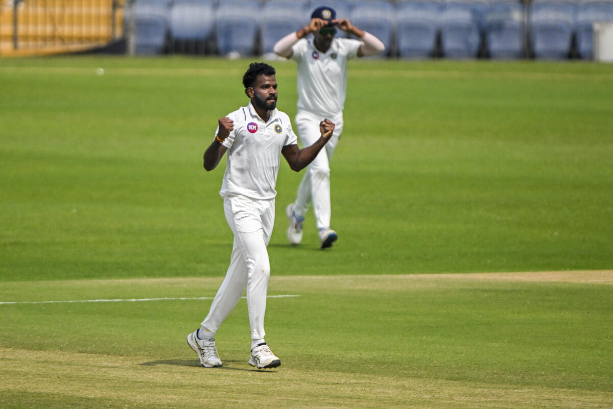 സെപ്തംബർ നാലിന് ദുലീപ് ട്രോഫി സെമിഫൈനൽ ആരംഭിക്കുന്നതിനാൽ അതിന് രണ്ട് മൂന്ന് ദിവസം മുൻപെങ്കിലും താരങ്ങൾ ക്യാമ്പിലെത്തേണ്ടിവരും. സെപ്തംബർ നാലിന് കേരള ക്രിക്കറ്റ് ലീഗിലെ അവസാന ഗ്രൂപ്പ് മത്സരമാണ്. സെമിയും ഫൈനലും അതിന് ശേഷമുള്ള ദിവസങ്ങളിൽ.