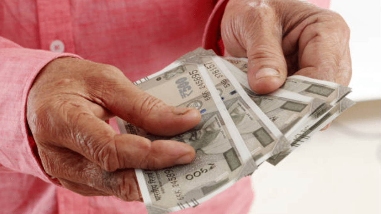 കൂടാതെ സർക്കാർ ജീവനക്കാർക്കും അധ്യാപകർക്കുമുള്ള ബോണസ് 500 രൂപ വര്‍ദ്ധിപ്പിച്ചിട്ടുണ്ട്. ഇത്തവണ 4500 രൂപ ബോണസ്‌ ലഭിക്കും. ബോണസിന് അർഹത ഇല്ലാത്തവർക്കുള്ള പ്രത്യേക ഉത്സവബത്ത 2750 രൂപയില്‍ നിന്നും 3000 രൂപയാക്കി. (Image Credit: Getty Image)