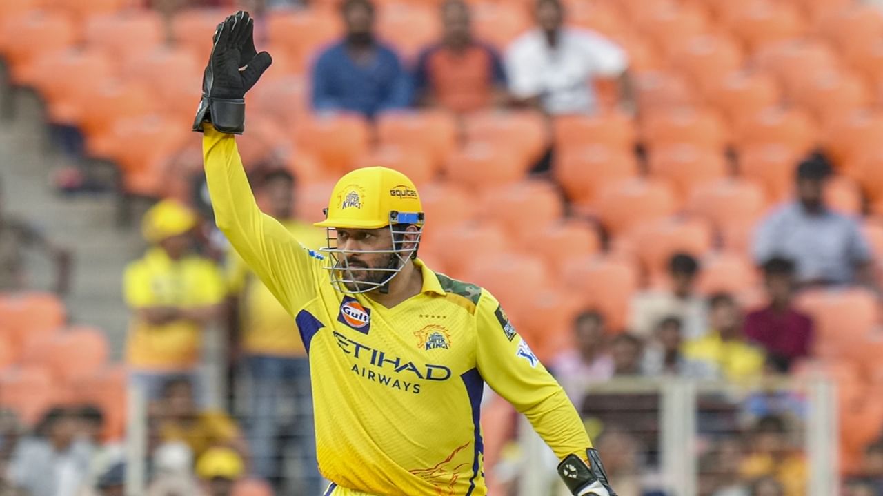 അഭ്യൂഹങ്ങള്‍ പ്രചരിച്ചതോടെ ധോണി മെന്ററായി എത്തുമോയെന്നതില്‍ ആരാധകരില്‍ ആകാംക്ഷ ശക്തമായി. എന്നാല്‍ ഗൗതം ഗംഭീര്‍ മൂന്ന് ഫോര്‍മാറ്റുകളിലും പരിശീലകനായി തുടരുന്നതിനാല്‍ ധോണി മെന്റര്‍ സ്ഥാനം ഏറ്റെടുത്തേക്കില്ലെന്ന് ക്രിക്ക്‌ബ്ലോഗര്‍ റിപ്പോര്‍ട്ട് ചെയ്തു (Image Credits: PTI)