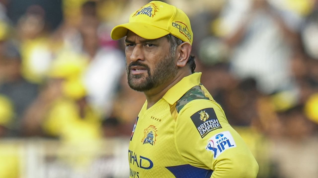 പുരുഷ, വനിതാ, ജൂനിയര് ടീമുകളുടെയടക്കം മെന്റര് സ്ഥാനമാണ് ധോണിക്ക് വാഗ്ദാനം ചെയ്തിരിക്കുന്നതെന്നാണ് അഭ്യൂഹം. നേരത്തെ 2021 ടി20 ലോകകപ്പില് ധോണി മെന്ററായിരുന്നു. 44കാരനായ ധോണി അടുത്ത സീസണോടെ ഐപിഎല്ലില് നിന്ന് വിരമിച്ചേക്കുമെന്നാണ് സൂചന (Image Credits: PTI)