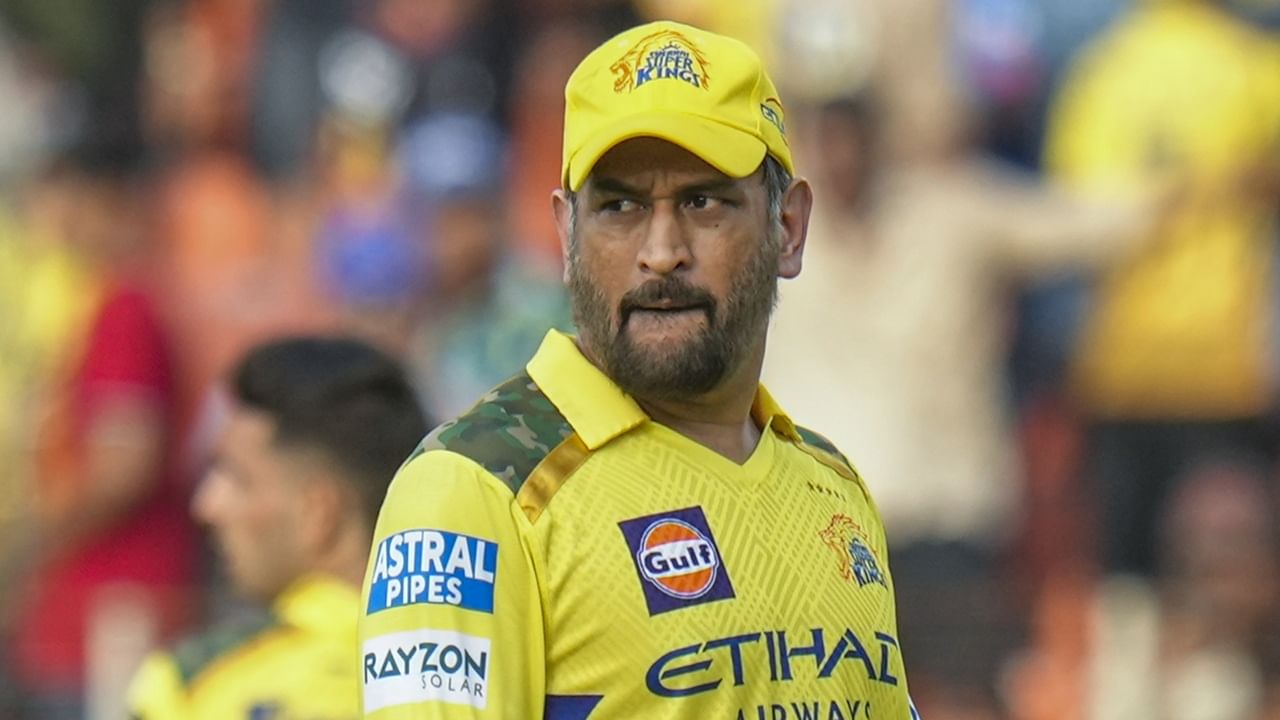 ഇതിന് ശേഷം ചെന്നൈ സൂപ്പര് കിങ്സിന്റെ മെന്റര് പദവി ധോണി ഏറ്റെടുത്തേക്കുമെന്ന റിപ്പോര്ട്ടുകളും പുറത്തുവരുന്നുണ്ട്. അതേസമയം, ധോണിയെ ഇന്ത്യന് ടീമിന്റെ മെന്ററാക്കുമെന്ന റിപ്പോര്ട്ടുകളെ പരിഹസിച്ച് മുന്താരം മനോജ് തിവാരി രംഗത്തെത്തി (Image Credits: PTI)