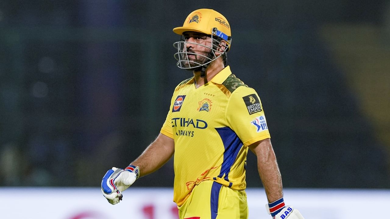 ധോണിയെ ഫോണ് വിളിച്ചിട്ട് കിട്ടിയോ എന്നും, അദ്ദേഹത്തെ ബന്ധപ്പെടാന് പ്രയാസമാണെന്നും മനോജ് തിവാരി പറഞ്ഞു. ധോണി മെന്റര് സ്ഥാനം ഏറ്റെടുത്താല്, ഗംഭീറിനൊപ്പം എങ്ങനെ പ്രവര്ത്തിക്കുമെന്ന് കാണാന് നല്ല രസമായിരിക്കുമെന്നും മനോജ് തിവാരി പറഞ്ഞു (Image Credits: PTI)