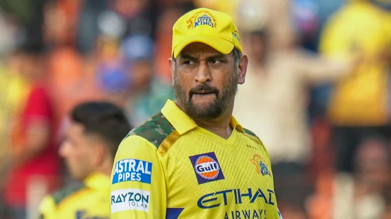 MS Dhoni: എൻ്റെ കാൽമുട്ട് വേദന ആര് ശരിയാക്കും?; ഇനിയും ഐപിഎൽ കളിക്കണമെന്നാവശ്യപ്പെട്ട ആരാധകനോട് എംഎസ് ധോണി