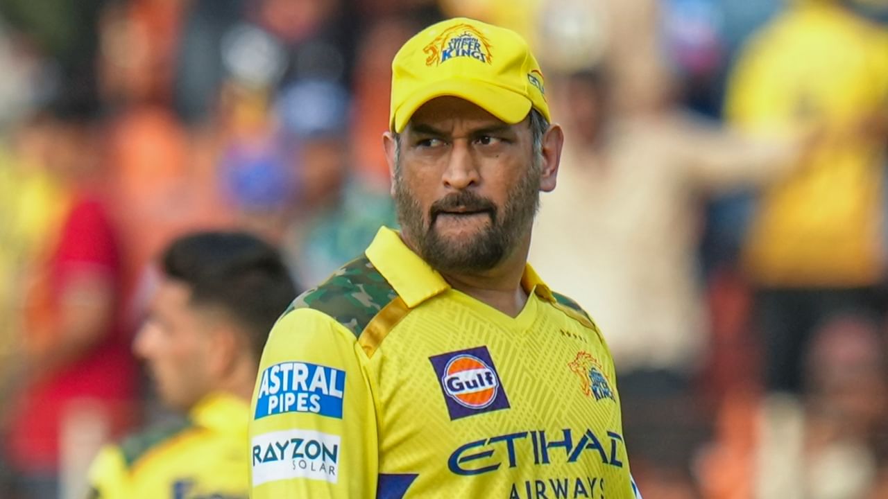 MS Dhoni: ‘എൻ്റെ കാൽമുട്ട് വേദന ആര് ശരിയാക്കും?’; ഇനിയും ഐപിഎൽ കളിക്കണമെന്നാവശ്യപ്പെട്ട ആരാധകനോട് എംഎസ് ധോണി
