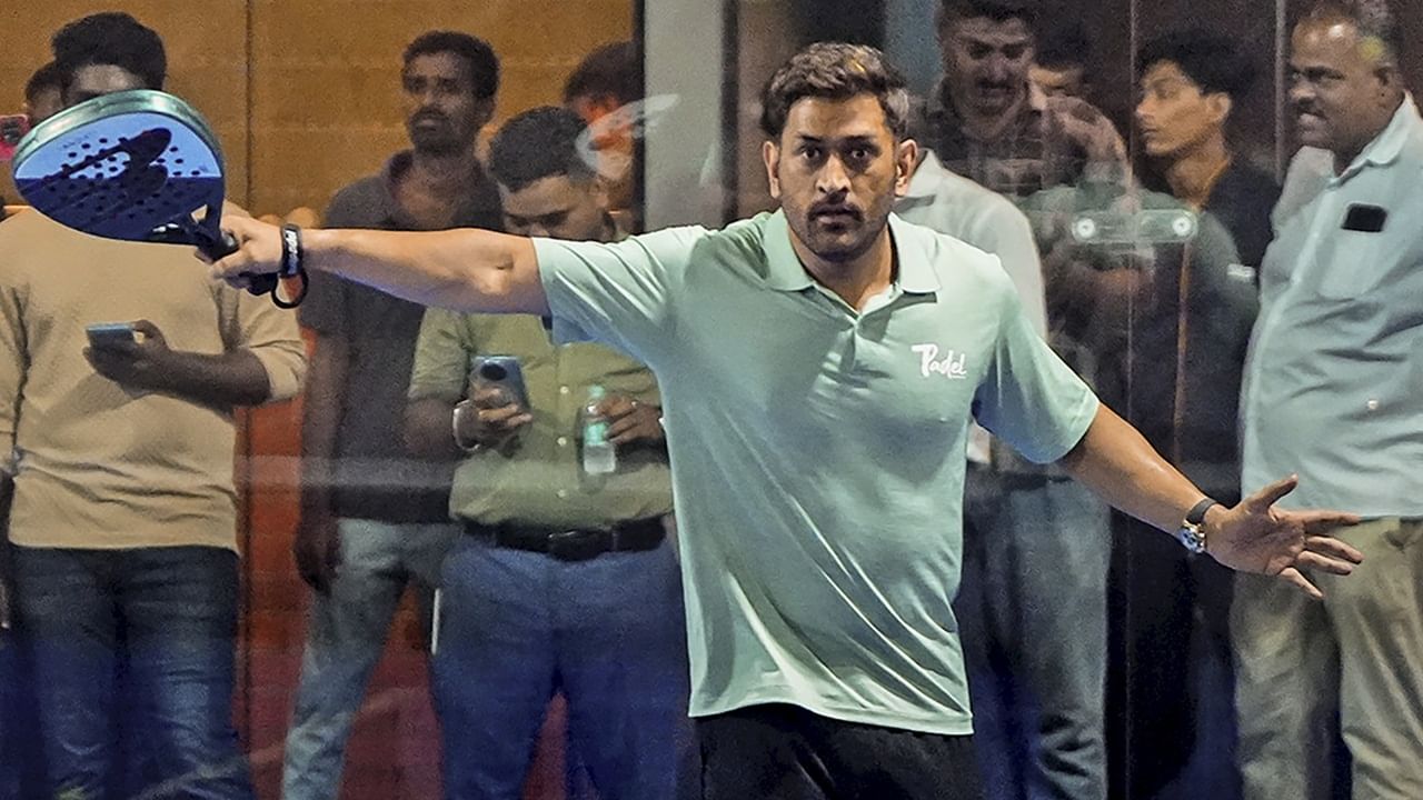 വരാനിരിക്കുന്ന ടി20 ലോകകപ്പിന് മുന്നോടിയായി ഇന്ത്യന് ടീമിന്റെ മെന്റര് സ്ഥാനം എംഎസ് ധോണിക്ക് ബിസിസിഐ വാഗ്ദാനം ചെയ്തതായി അഭ്യൂഹം. എന്നാല് ഇക്കാര്യം ഔദ്യോഗികമായി സ്ഥിരീകരിച്ചിട്ടില്ല (Image Credits: PTI)