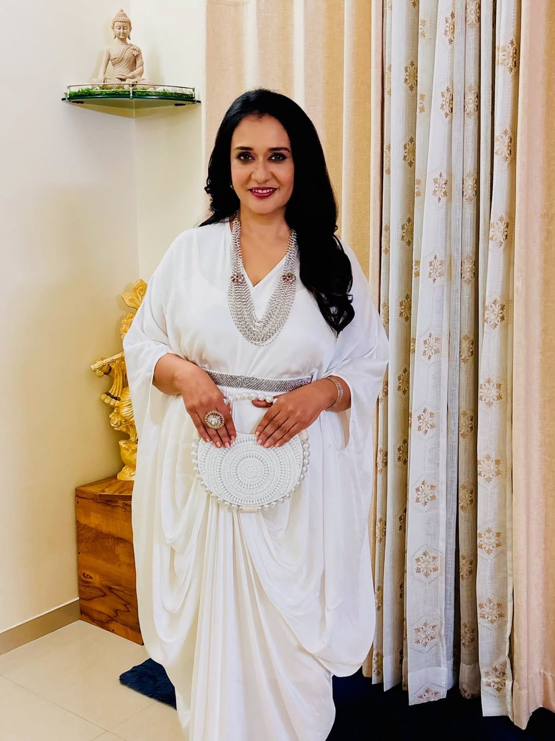 ഇതോടെ നടിയുടെ പുതിയ  ഔട്ട്ഫിറ്റിനെ പ്രശംസിച്ച് നിരവധി പേരാണ് എത്തിയിരിക്കുന്നത്. സാരി പോലെത്തന്നെ ഇത്തരം വസ്ത്രങ്ങളും മാലാ പാര്‍വതിക്ക് ചേരുന്നുണ്ടെന്നാണ് മിക്കവരും കമന്റായി രേഖപ്പെടുത്തുന്നത്. ‘മുറ’ സിനിമയിലെ വേഷത്തിന് മികച്ച സഹനടിക്കുള്ള നോമിനേഷനാണ് നടിക്ക് ലഭിച്ചത്.

