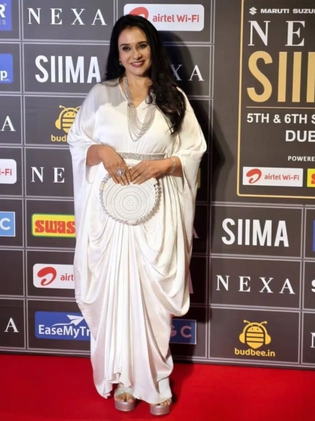 സൈമ അവാർഡിൽ പങ്കെടുക്കാൻ പോയതിന്റെ ചിത്രങ്ങളാണ് താരം പങ്കുവച്ചിരിക്കുന്നത്.  ‘‘ഇതെന്താ മാലാ പാർവതി ഈ വേഷത്തിൽ, എന്ന് ചിന്തിക്കുന്നവരുണ്ടാകും. അവരോടാണ് ഈ കൊച്ച് വർത്തമാനം.